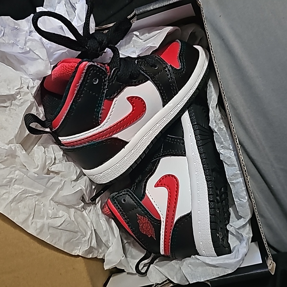 Baby jordan 1 mid
